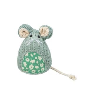 Rato sentado em tecido tricot com catnip
